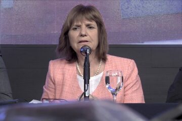 Bullrich, sobre Adorni: “Quizás no tiene el cuero tan duro como yo”