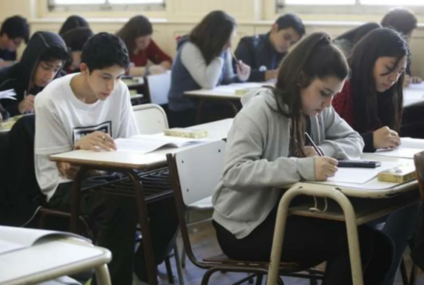 Tres de cada cuatro jóvenes argentinos terminan la secundaria, pero persisten fuertes desigualdades sociales Tres de cada cuatro jóvenes argentinos terminan la secundaria, pero persisten fuertes desigualdades sociales