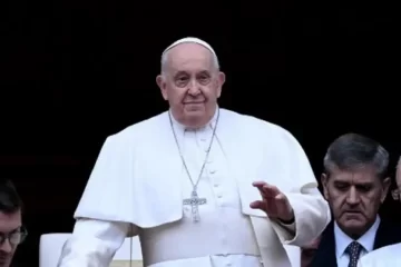 El Papa Francisco salió del estado crítico, pero seguirá internado