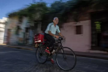 Tiene 63 años, pedalea para una app y van a desalojarlo: la historia de Chicho, el tío de Milei Tiene 63 años, pedalea para una app y van a desalojarlo: la historia de Chicho, el tío de Milei