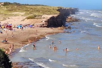“La Escondida”: cómo funciona la primera playa nudista de Argentina, que está en Mar del Plata hace 20 años