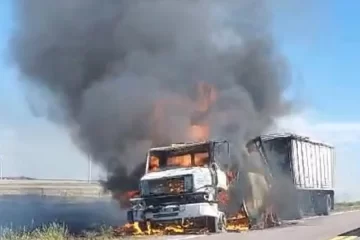 Se incendió un camión en la Ruta 33, cerca de Tornquist Se incendió un camión en la Ruta 33, cerca de Tornquist