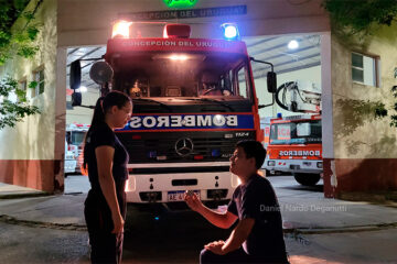 Año Nuevo: Bombero le pidió casamiento a su compañera frente al cuartel