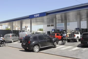 Mañana aumentan las naftas y hay filas de vehículos en estaciones de servicio del País