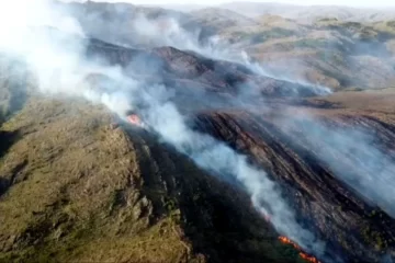 Sigue el incendio en las sierras y llegan helicópteros de Provincia y Nación
