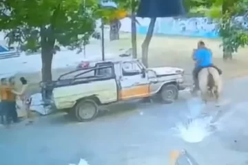A caballo y entre botellazos, un grupo de vecinos protagonizó una brutal pelea en Trenque Lauquen A caballo y entre botellazos, un grupo de vecinos protagonizó una brutal pelea en Trenque Lauquen