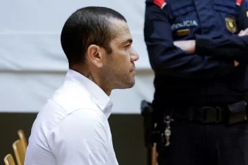 Condenaron al futbolista Dani Alves a 4 años y medio de prisión por abuso sexual
