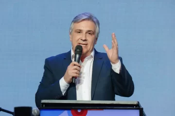 Llaryora, duro con Milei: «Tiró a todo el interior de la Argentina al fondo del mar» Llaryora, duro con Milei: «Tiró a todo el interior de la Argentina al fondo del mar»