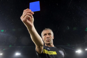 Incorporarían una «tarjeta azul» para expulsiones temporales en el fútbol