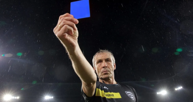 Incorporarían una «tarjeta azul» para expulsiones temporales en el fútbol Incorporarían una «tarjeta azul» para expulsiones temporales en el fútbol
