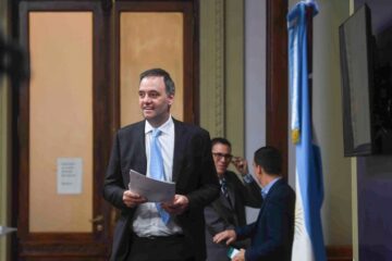 Más de lo mismo: Nombran al hermano de Adorni como «asesor» de Defensa con un sueldo de más de dos millones y medio