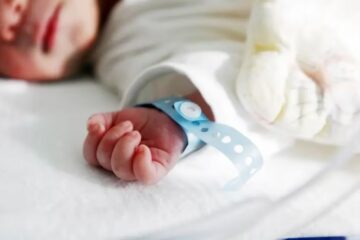 Adoptó un bebé internado con pronóstico terminal y ocurrió un milagro