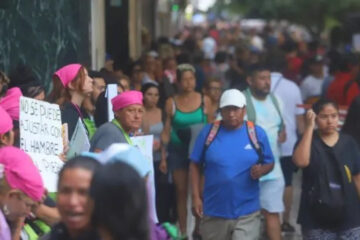 Filas de más de 20 cuadras en reclamo de alimentos en el Ministerio de Capital Humano