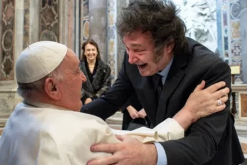 Saludo y abrazo incluido: el primer encuentro público de Milei con el papa Francisco