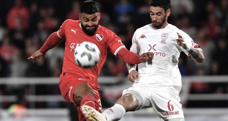 Huracán enfrenta a Independiente, en un duelo clave por la Liga
