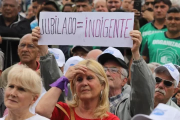 La clase media y jubilados pieden poder adquisitivo y economistas ya hablan del «Plan licuar ingresos»