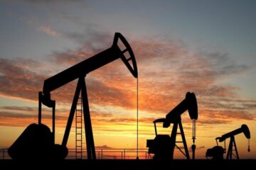 El petróleo se derrumba a mínimos en cuatro años al cotizar por debajo de los US$60