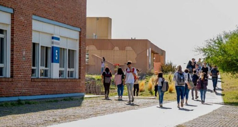 Estudiar en Bahía Blanca cuesta más de $1,1 millones por mes: la canasta universitaria subió 20,5% en lo que va del año Estudiar en Bahía Blanca cuesta más de $1,1 millones por mes: la canasta universitaria subió 20,5% en lo que va del año