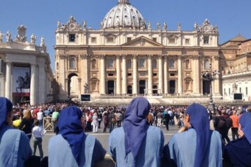 El Vaticano convocó a una oración masiva por la salud del papa Francisco en la plaza San Pedro