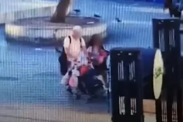 Video: una pareja abandonó a su beba de 7 meses en una plaza porteña