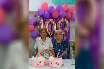 Las mellizas que cumplieron 100 años y todo el pueblo lo festejó con una caravana de autos