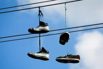 ¿Qué significan las zapatillas colgadas de los cables?, tres mitos
