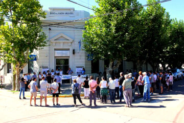 Salliqueló: Abrazo simbólico al Banco Nación en contra de su privatización
