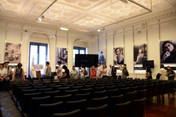 En el 8M, el Gobierno anunció que le cambia el nombre del Salón de las Mujeres por otro