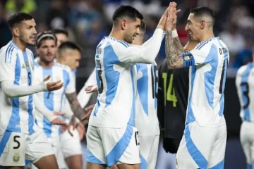 La Selección goleó 3 a 0 a El Salvador