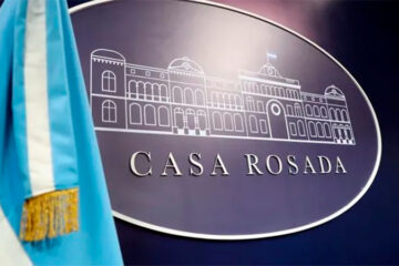 Menos acreditaciones, código de vestimenta y sanciones: el Gobierno sumó trabas para periodistas que cubran la Casa Rosada