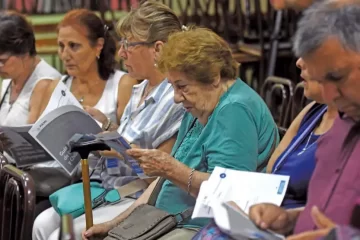 Jubilados: Milei formalizó un corte de fondos para el IPS y Kicillof evalúa la respuesta