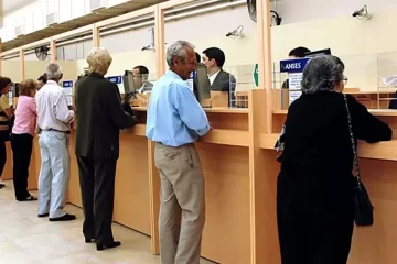 Los bancarios cerraron un aumento del 2,9% para enero y el sueldo inicial saltará a $2.125.000 Los bancarios cerraron un aumento del 2,9% para enero y el sueldo inicial saltará a $2.125.000