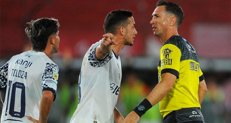 El árbitro Pablo Dóvalo denunció a Carlos Tevez tras el escándalo El árbitro Pablo Dóvalo denunció a Carlos Tevez tras el escándalo