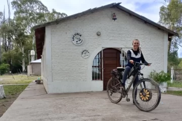 El compromiso con los más chicos: La auxiliar que pedalea 70 km para ir a la escuela rural