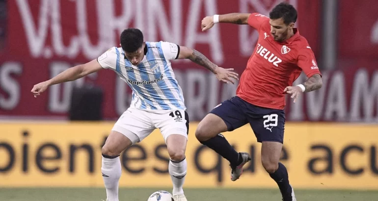 Independiente lo empató en el final ante Atlético Tucumán y quedó lejos Independiente lo empató en el final ante Atlético Tucumán y quedó lejos