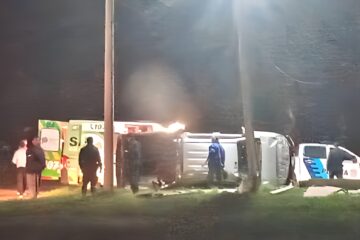 Accidente en Carhué: Camioneta vuelca e impacta derribando el tapial de una vivienda Accidente en Carhué: Camioneta vuelca e impacta derribando el tapial de una vivienda