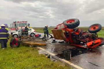 Violento choque entre un auto y un tractor en Ruta 205