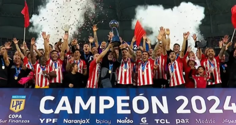 Estudiantes le ganó a Vélez por penales y es campeón de la Copa de la Liga Estudiantes le ganó a Vélez por penales y es campeón de la Copa de la Liga