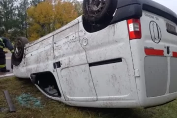 Rompió una cubierta y volcó en la Ruta Nacional 35