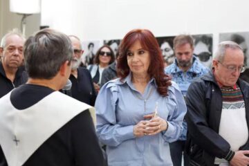 Cristina reaparece en un acto en el Conurbano Cristina reaparece en un acto en el Conurbano
