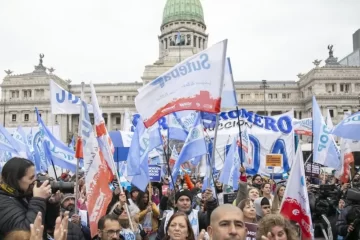 Paro universitario: docentes y no docentes exigen una recomposición salarial