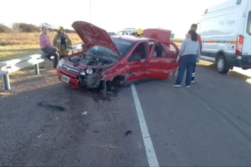 Iban de Carhué a Santa Rosa y se chocaron un guardarrail en un cruce de rutas