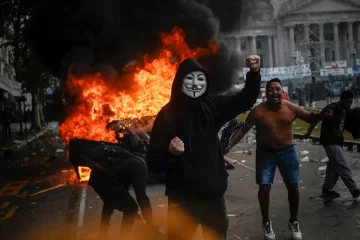 Violencia en el Congreso: arrojan piedras, bombas molotov y la policía avanza contra los manifestantes