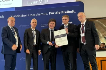 Milei llegó a Alemania en medio de protestas: recibió una distinción en Hamburgo