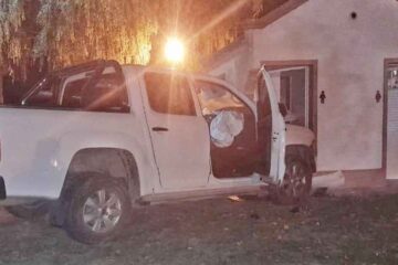 Cinco adolescentes en una camioneta chocaron contra los baños de la laguna de Puan
