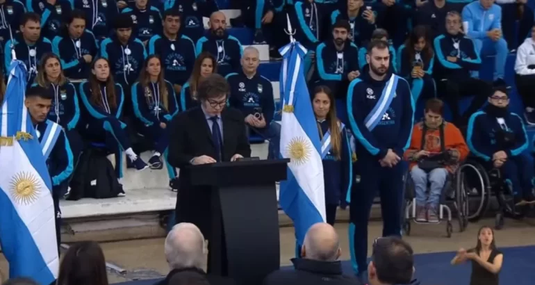 El presidente entregó la bandera y despidió a los atletas que irán a los Juegos Olímpicos El presidente entregó la bandera y despidió a los atletas que irán a los Juegos Olímpicos
