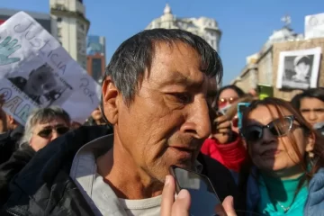 El padre de Loan se descompensó en medio de la marcha que se realiza en el Obelisco