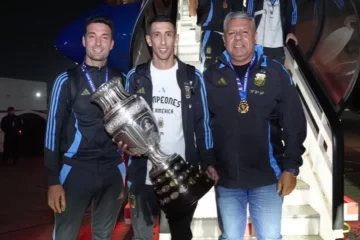 ¡Bienvenidos, bicampeones! La Selección llegó al país con la copa