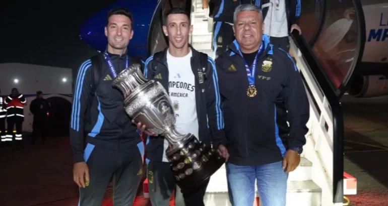 ¡Bienvenidos, bicampeones! La Selección llegó al país con la copa