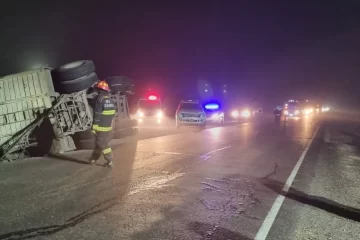 Accidente en Ruta 33 entre Guamini y Espartillar: Vuelco de un acoplado por falla mecánica